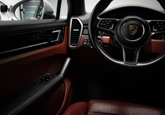 Подержанный автомобиль Porsche Cayenne 2021 года (15 фото)