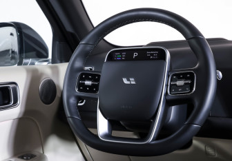 Подержанный автомобиль LiXiang L7 2024 года (15 фото)