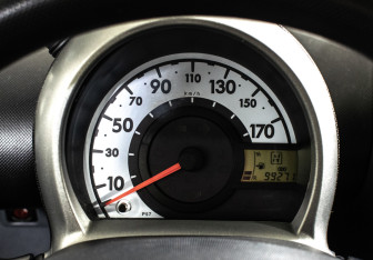 Подержанный автомобиль Peugeot 107 2011 года (12 фото)