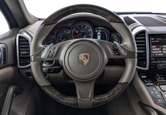 Подержанный автомобиль Porsche Cayenne 2014 года (21 фото)