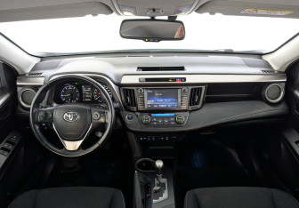 Подержанный автомобиль Toyota RAV4 2018 года (14 фото)