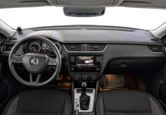 Подержанный автомобиль Skoda Octavia Liftback 2018 года (14 фото)