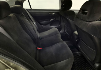 Подержанный автомобиль Honda Civic Sedan 2007 года (12 фото)