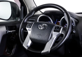 Подержанный автомобиль Toyota Land Cruiser Prado 2015 года (15 фото)