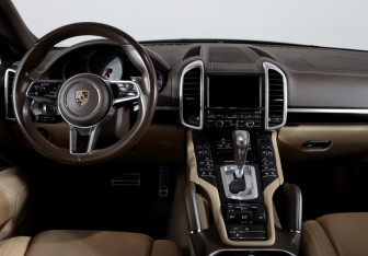 Подержанный автомобиль Porsche Cayenne 2016 года (12 фото)