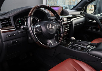 Подержанный автомобиль Lexus LX 2017 года (18 фото)