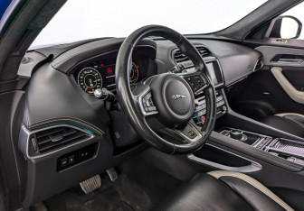 Подержанный автомобиль Jaguar F-Pace 2019 года (16 фото)