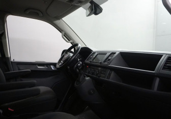 Подержанный автомобиль Volkswagen Caravelle 2017 года (12 фото)