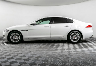 Подержанный автомобиль Jaguar XF Sedan 2018 года (8 фото)