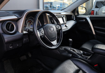Подержанный автомобиль Toyota RAV4 2013 года (12 фото)