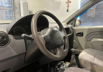 Подержанный автомобиль Renault Logan Sedan 2006 года (10 фото)