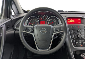 Подержанный автомобиль Opel Astra Hatchback 2012 года (21 фото)