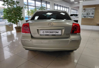 Подержанный автомобиль Toyota Avensis Sedan 2004 года (6 фото)