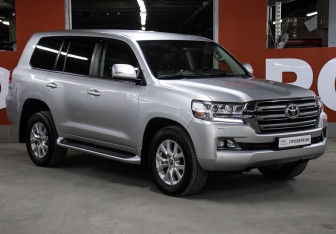 Подержанный автомобиль Toyota Land Cruiser Suv 2015 года (3 фото)