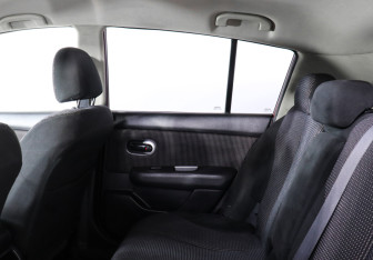 Подержанный автомобиль Nissan Tiida Hatchback 2012 года (10 фото)