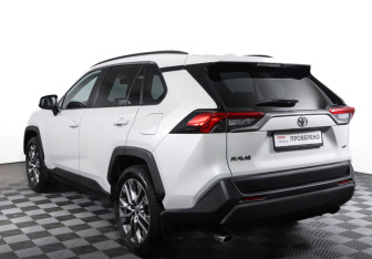 Подержанный автомобиль Toyota RAV4 2021 года (7 фото)