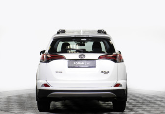 Подержанный автомобиль Toyota RAV4 2018 года (6 фото)