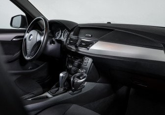 Подержанный автомобиль BMW X1 2012 года (9 фото)