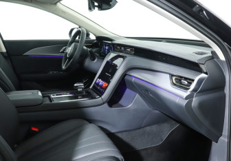 Подержанный автомобиль Hongqi H5 2024 года (9 фото)