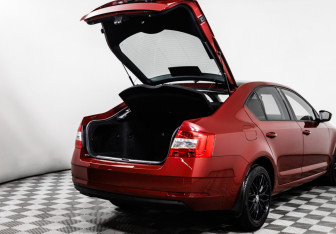 Подержанный автомобиль Skoda Octavia Liftback 2017 года (14 фото)