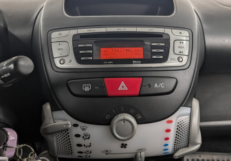 Подержанный автомобиль Peugeot 107 2012 года (17 фото)