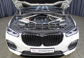 Подержанный автомобиль BMW X5 2021 года (9 фото)