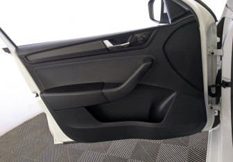 Подержанный автомобиль Skoda Rapid Liftback 2019 года (16 фото)