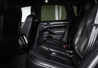 Подержанный автомобиль Porsche Cayenne 2016 года (11 фото)