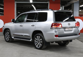 Подержанный автомобиль Toyota Land Cruiser Suv 2017 года (7 фото)