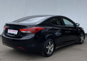 Подержанный автомобиль Hyundai Elantra Sedan 2011 года (5 фото)