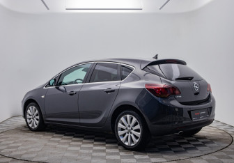 Подержанный автомобиль Opel Astra Hatchback 2011 года (7 фото)
