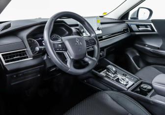 Подержанный автомобиль Mitsubishi Outlander 2022 года (10 фото)
