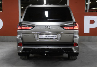 Подержанный автомобиль Lexus LX 2017 года (6 фото)