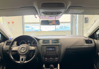 Подержанный автомобиль Volkswagen Jetta Sedan 2014 года (12 фото)