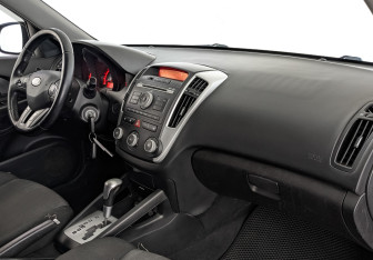 Подержанный автомобиль Kia Ceed Hatchback 2011 года (13 фото)