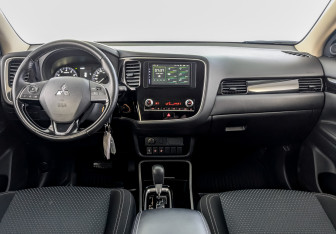 Подержанный автомобиль Mitsubishi Outlander 2020 года (14 фото)