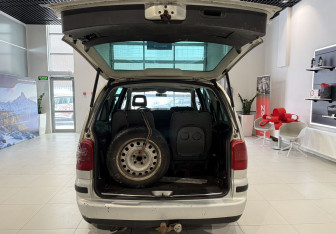 Подержанный автомобиль Volkswagen Sharan 2003 года (7 фото)