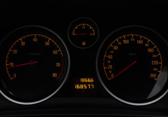 Подержанный автомобиль Opel Zafira Compactvan 2010 года (12 фото)