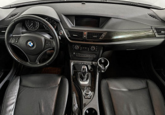 Подержанный автомобиль BMW X1 2011 года (11 фото)