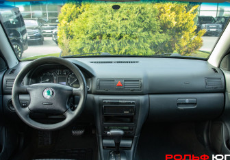 Подержанный автомобиль Skoda Octavia Liftback 2001 года (10 фото)