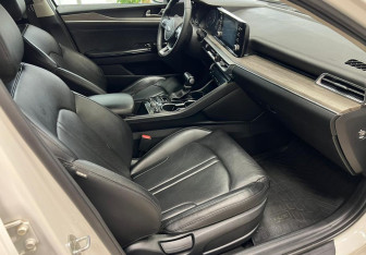 Подержанный автомобиль Kia K5 2020 года (10 фото)