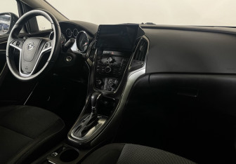 Подержанный автомобиль Opel Astra Hatchback 2011 года (9 фото)