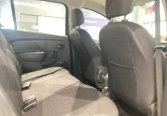 Подержанный автомобиль Renault Sandero 2015 года (12 фото)