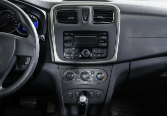 Подержанный автомобиль Renault Logan Sedan 2016 года (8 фото)