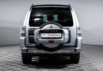 Подержанный автомобиль Mitsubishi Pajero 2012 года (6 фото)