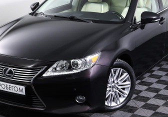 Подержанный автомобиль Lexus ES 2012 года (26 фото)