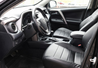 Подержанный автомобиль Toyota RAV4 2018 года (16 фото)