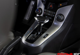 Подержанный автомобиль Chevrolet Cruze Hatchback 2012 года (12 фото)