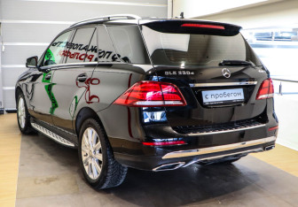 Подержанный автомобиль Mercedes-Benz GLE 2015 года (6 фото)