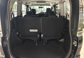 Подержанный автомобиль Toyota Voxy Minivan 2015 года (18 фото)